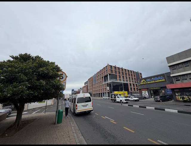 77.70M² BUILDING TO LET IN SALT RIVER